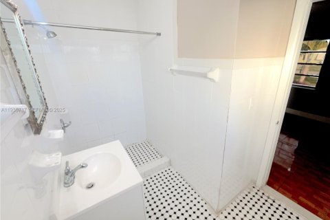 House in Miami, Florida 3 bedrooms, 141.21 sq.m. № 1994801 - photo 12
