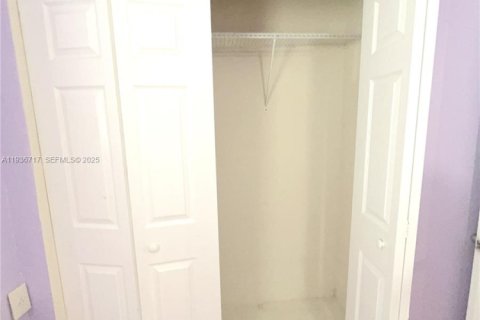 House in Miami, Florida 3 bedrooms, 141.21 sq.m. № 1994801 - photo 6