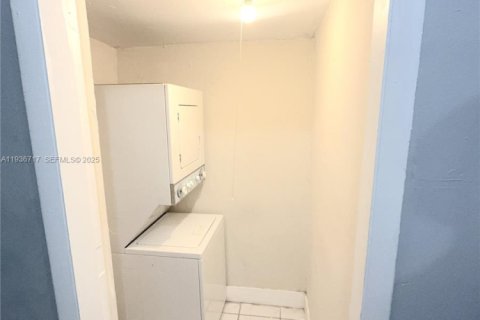 House in Miami, Florida 3 bedrooms, 141.21 sq.m. № 1994801 - photo 7