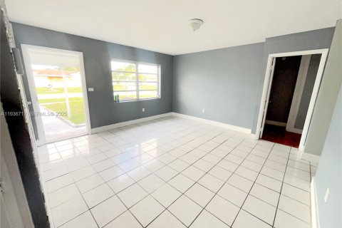 House in Miami, Florida 3 bedrooms, 141.21 sq.m. № 1994801 - photo 10