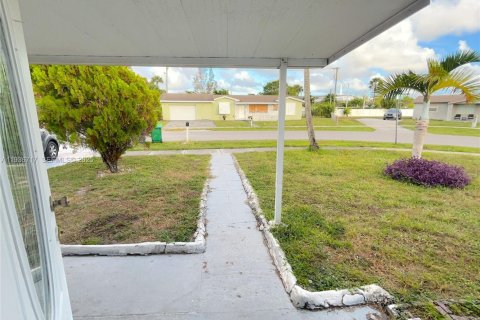 House in Miami, Florida 3 bedrooms, 141.21 sq.m. № 1994801 - photo 3