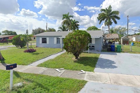 House in Miami, Florida 3 bedrooms, 141.21 sq.m. № 1994801 - photo 1