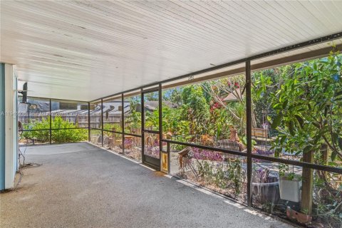 House in Sarasota, Florida 3 bedrooms, 149.67 sq.m. № 2001997 - photo 12