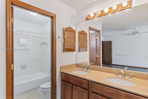 House in Sarasota, Florida 3 bedrooms, 149.67 sq.m. № 2001997 - photo 9