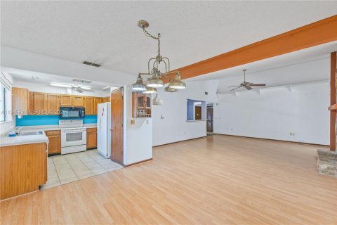 House in Sarasota, Florida 3 bedrooms, 149.67 sq.m. № 2001997 - photo 8