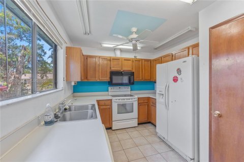 House in Sarasota, Florida 3 bedrooms, 149.67 sq.m. № 2001997 - photo 5