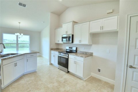 House in Auburndale, Florida 4 bedrooms, 163.04 sq.m. № 2215232 - photo 5