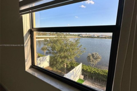 Townhouse in Hialeah, Florida 3 bedrooms, 137.77 sq.m. № 1715945 - photo 19