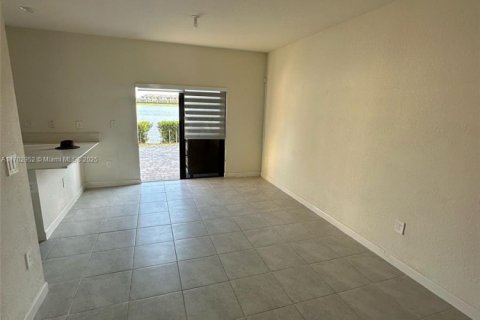 Townhouse in Hialeah, Florida 3 bedrooms, 137.77 sq.m. № 1715945 - photo 6