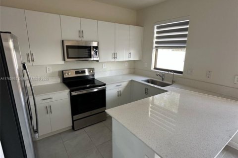 Townhouse in Hialeah, Florida 3 bedrooms, 137.77 sq.m. № 1715945 - photo 7