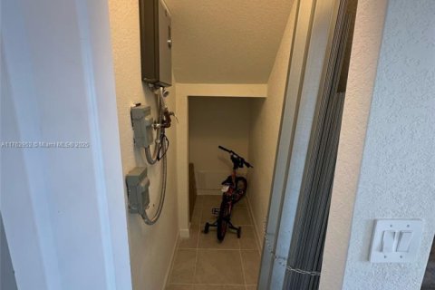 Townhouse in Hialeah, Florida 3 bedrooms, 137.77 sq.m. № 1715945 - photo 13