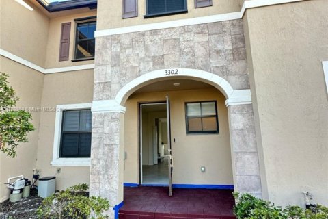 Townhouse in Hialeah, Florida 3 bedrooms, 137.77 sq.m. № 1715945 - photo 1