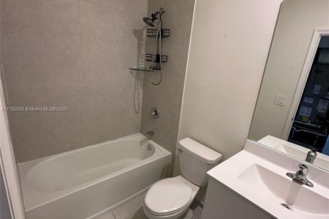 Townhouse in Hialeah, Florida 3 bedrooms, 137.77 sq.m. № 1715945 - photo 22