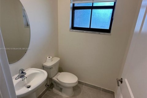 Townhouse in Hialeah, Florida 3 bedrooms, 137.77 sq.m. № 1715945 - photo 3