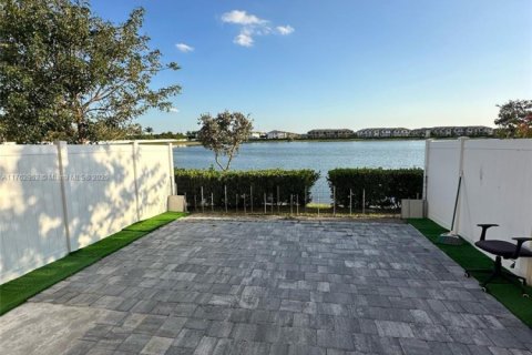 Townhouse in Hialeah, Florida 3 bedrooms, 137.77 sq.m. № 1715945 - photo 12