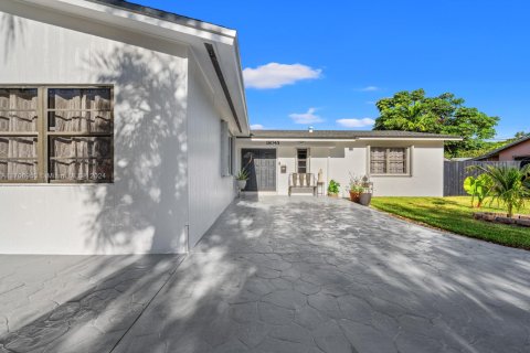 House in Cutler Bay, Florida 4 bedrooms, 181.81 sq.m. № 1731049 - photo 6