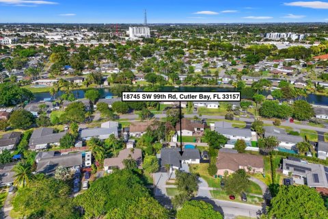 House in Cutler Bay, Florida 4 bedrooms, 181.81 sq.m. № 1731049 - photo 2