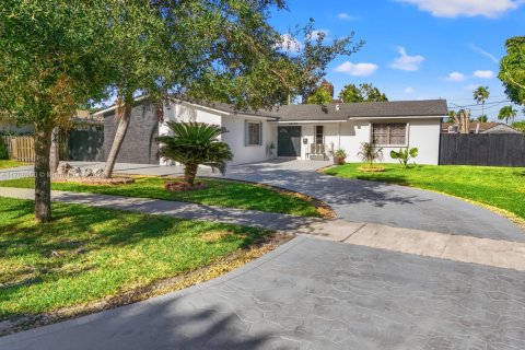 House in Cutler Bay, Florida 4 bedrooms, 181.81 sq.m. № 1731049 - photo 5