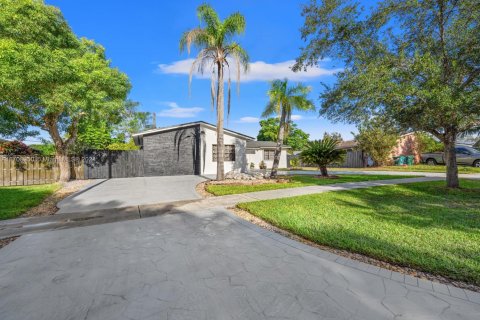 House in Cutler Bay, Florida 4 bedrooms, 181.81 sq.m. № 1731049 - photo 3
