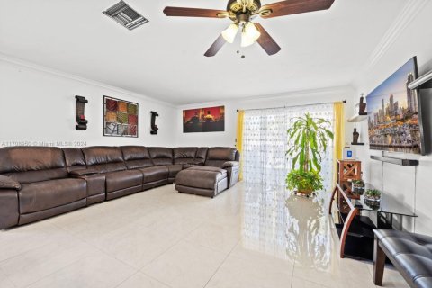 House in Cutler Bay, Florida 4 bedrooms, 181.81 sq.m. № 1731049 - photo 17