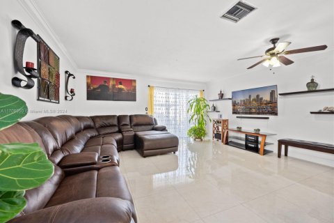 House in Cutler Bay, Florida 4 bedrooms, 181.81 sq.m. № 1731049 - photo 18