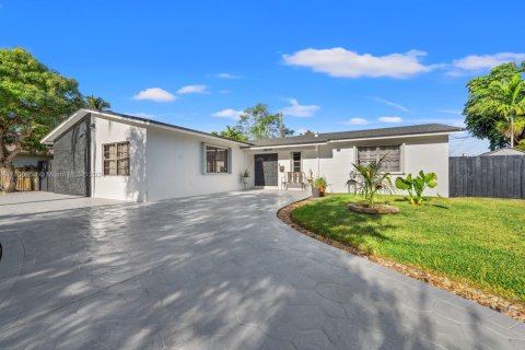 House in Cutler Bay, Florida 4 bedrooms, 181.81 sq.m. № 1731049 - photo 1