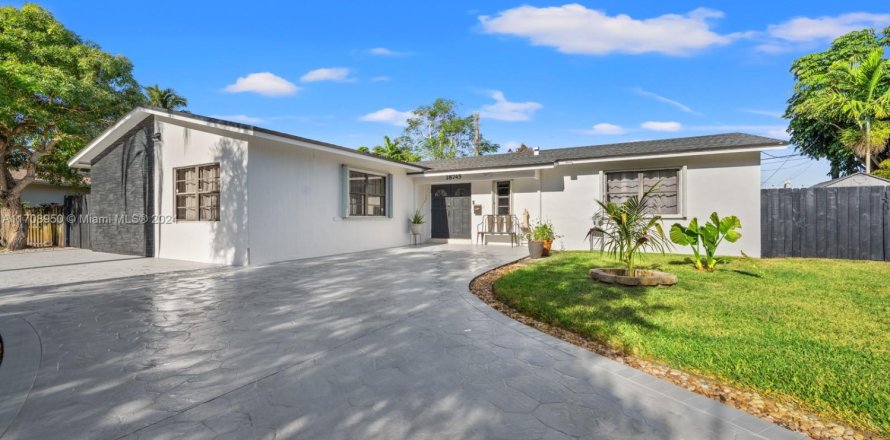 House in Cutler Bay, Florida 4 bedrooms, 181.81 sq.m. № 1731049