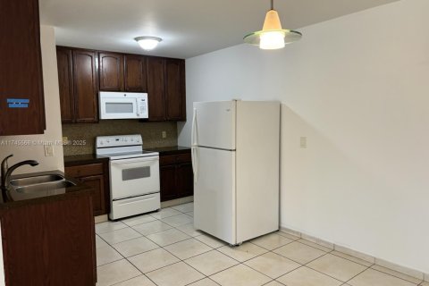 Condo in Hialeah, Florida, 1 bedroom  № 1494514 - photo 16