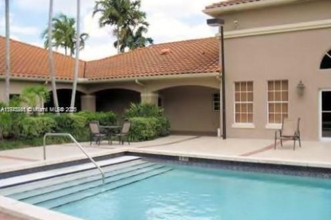 Condo in Hialeah, Florida, 1 bedroom  № 1494514 - photo 12