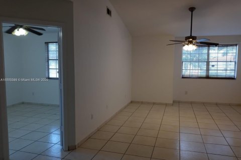 Condo in Hialeah, Florida, 1 bedroom  № 1494514 - photo 4