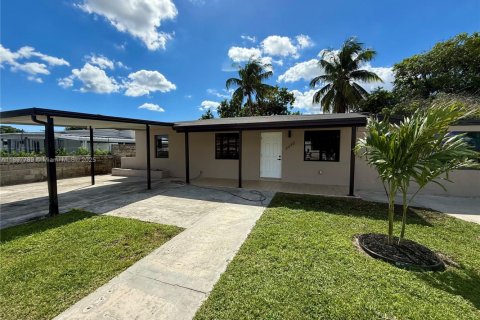 Villa ou maison à vendre à Miami, Floride: 4 chambres, 122.91 m2 № 1949183 - photo 1