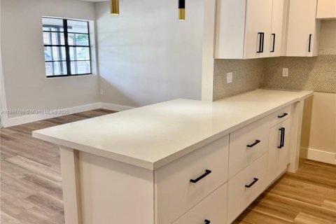 Villa ou maison à vendre à Miami, Floride: 4 chambres, 122.91 m2 № 1949183 - photo 12