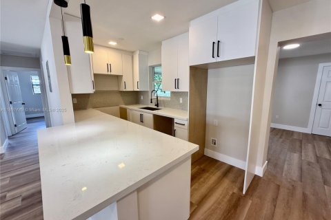 Villa ou maison à vendre à Miami, Floride: 4 chambres, 122.91 m2 № 1949183 - photo 10