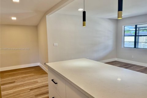 Villa ou maison à vendre à Miami, Floride: 4 chambres, 122.91 m2 № 1949183 - photo 14