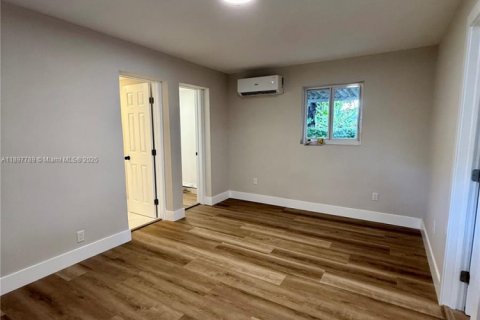 Villa ou maison à vendre à Miami, Floride: 4 chambres, 122.91 m2 № 1949183 - photo 15