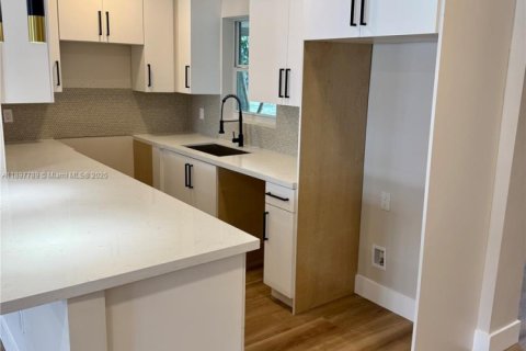 Villa ou maison à vendre à Miami, Floride: 4 chambres, 122.91 m2 № 1949183 - photo 11