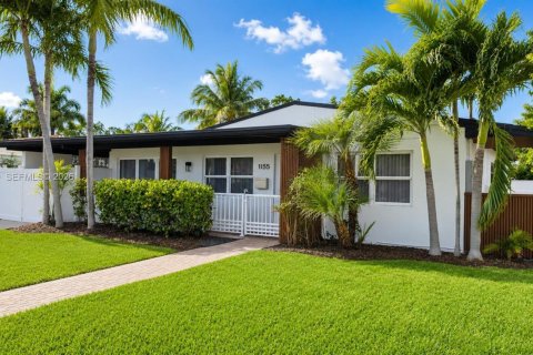 House in Hollywood, Florida 2 bedrooms, 107.77 sq.m. № 2189505
