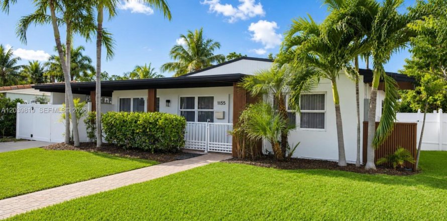 House in Hollywood, Florida 2 bedrooms, 107.77 sq.m. № 2189505