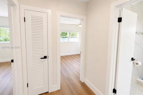 House in Hollywood, Florida 2 bedrooms, 107.77 sq.m. № 2189505 - photo 9