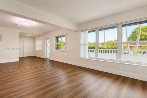 House in Hollywood, Florida 2 bedrooms, 107.77 sq.m. № 2189505 - photo 6
