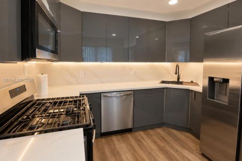 House in Hollywood, Florida 2 bedrooms, 107.77 sq.m. № 2189505 - photo 8