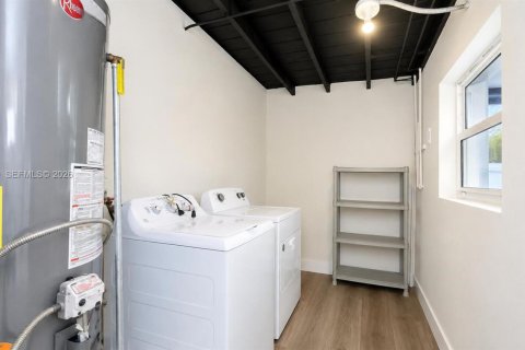 House in Hollywood, Florida 2 bedrooms, 107.77 sq.m. № 2189505 - photo 22