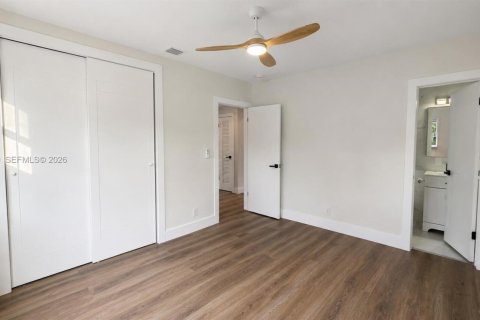 House in Hollywood, Florida 2 bedrooms, 107.77 sq.m. № 2189505 - photo 11