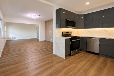 House in Hollywood, Florida 2 bedrooms, 107.77 sq.m. № 2189505 - photo 7