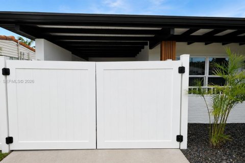 House in Hollywood, Florida 2 bedrooms, 107.77 sq.m. № 2189505 - photo 23