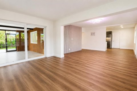 House in Hollywood, Florida 2 bedrooms, 107.77 sq.m. № 2189505 - photo 5