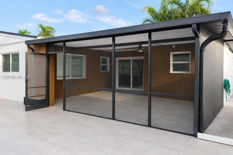 House in Hollywood, Florida 2 bedrooms, 107.77 sq.m. № 2189505 - photo 16