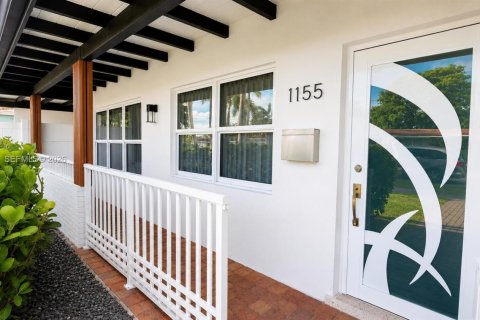 House in Hollywood, Florida 2 bedrooms, 107.77 sq.m. № 2189505 - photo 2