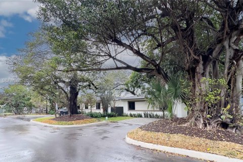 House in Miami, Florida 3 bedrooms, 141.58 sq.m. № 2074355 - photo 5