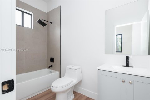 House in Miami, Florida 3 bedrooms, 141.58 sq.m. № 2074355 - photo 12